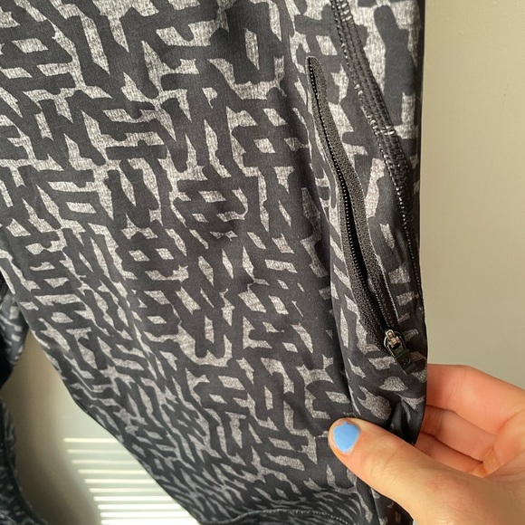 Lululemon Womem Size 8 Black Gray Geomatric Print Cropped Leggings - Picture 2 of 5